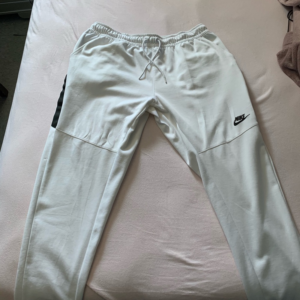 White nike pants